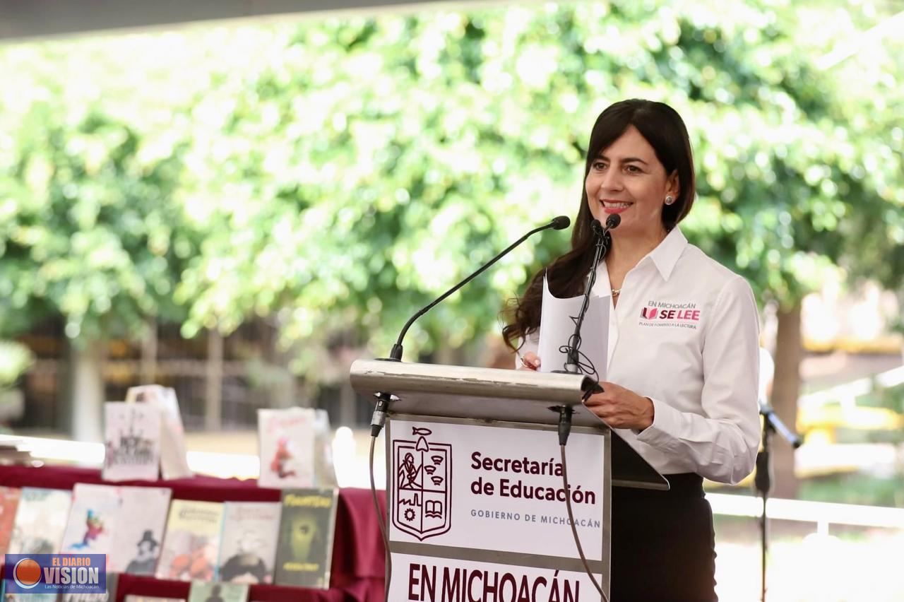 Revisa comité 200 cuentos de la convocatoria Mapeco: Gabriela Molina