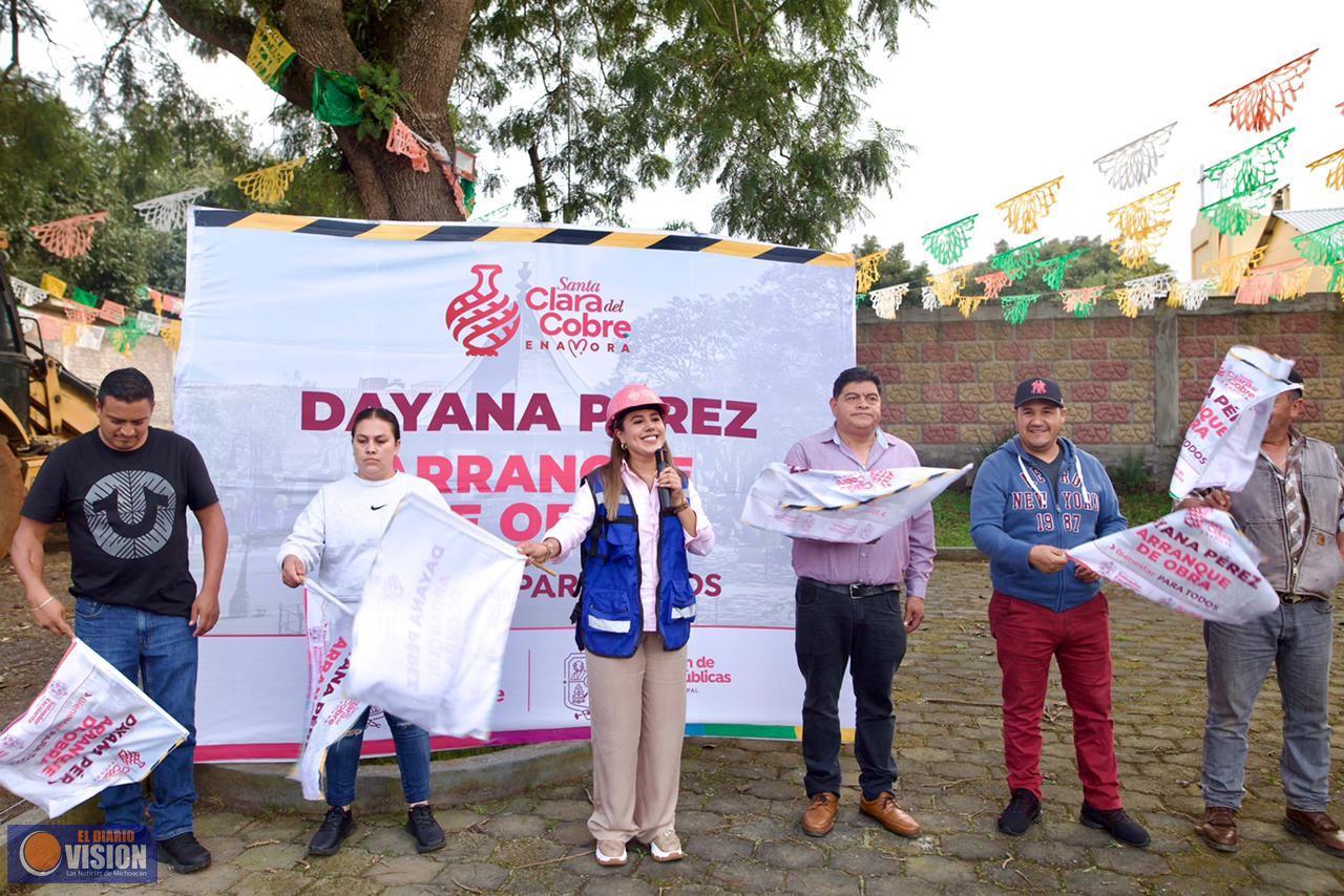 Dayana Pérez Mendoza da arranque a obra de adoquinado en la comunidad de Santa Ana