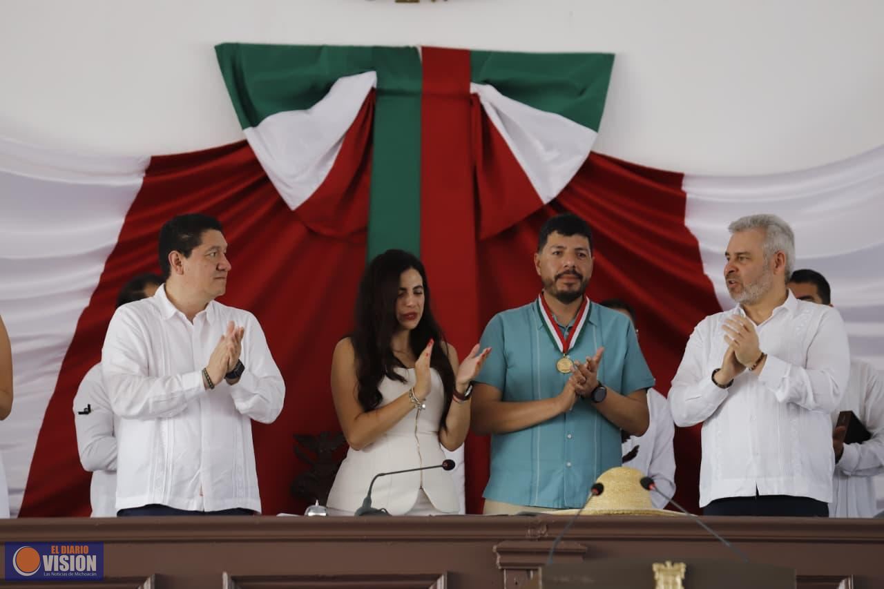 Otorga 76 Legislatura Presea “Constitución de 1814” a Felipe Orlando Aragón Andrade 