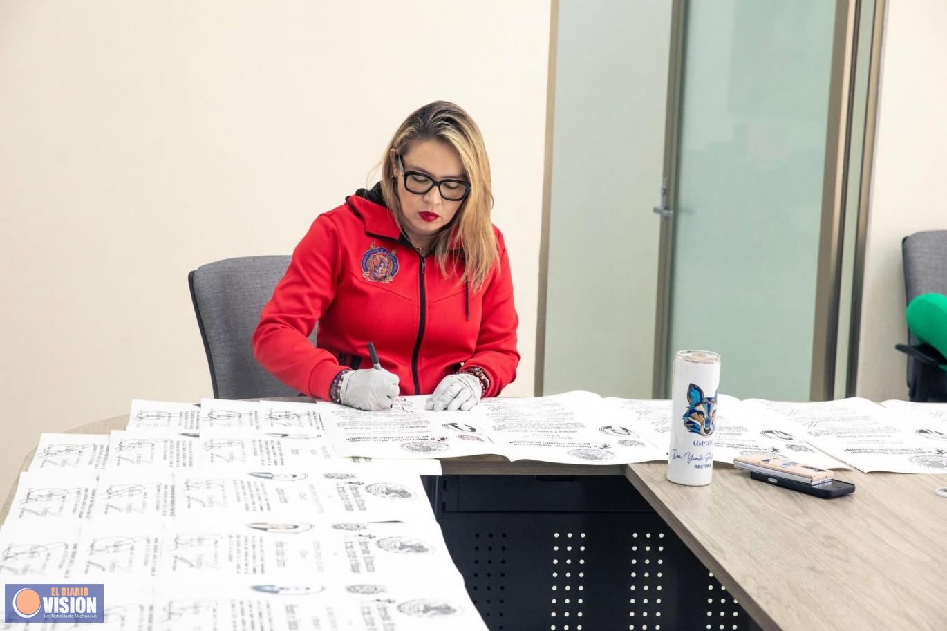 Administración de Yarabí Ávila   entrega Títulos Profesionales que estaban en rezago de 1985 a 2022