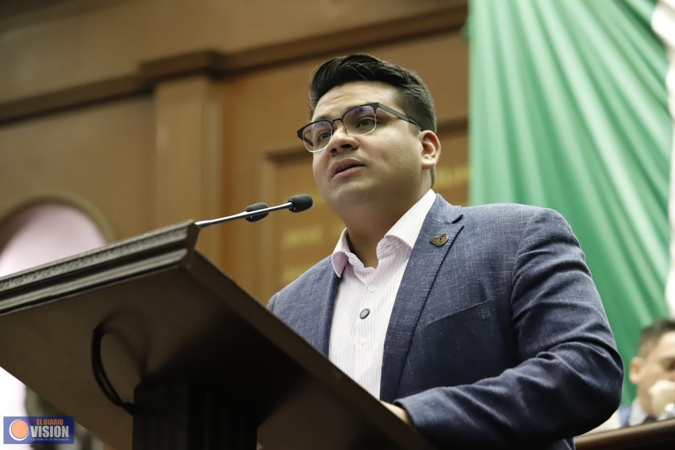 Toño Carreño presenta iniciativa para fortalecer al campo michoacano