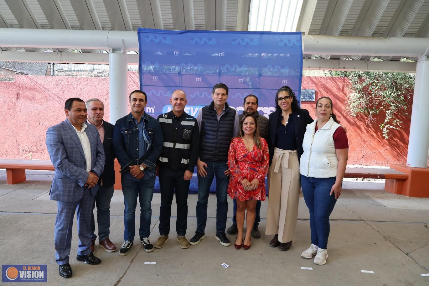 Alfonso Martínez lleva agua a planteles educativos, al oriente de Morelia