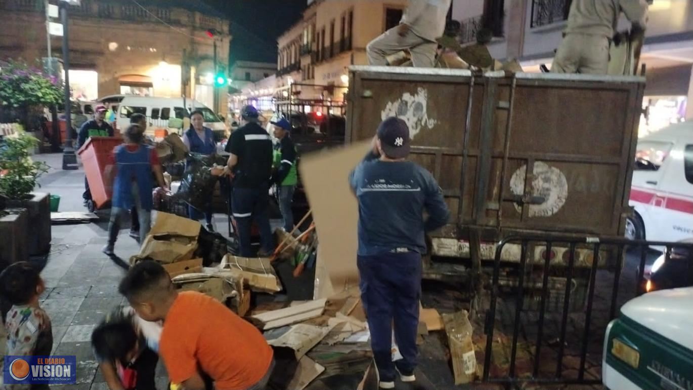 Ayuntamiento de Morelia realiza operativo de limpieza en la Plaza Melchor Ocampo