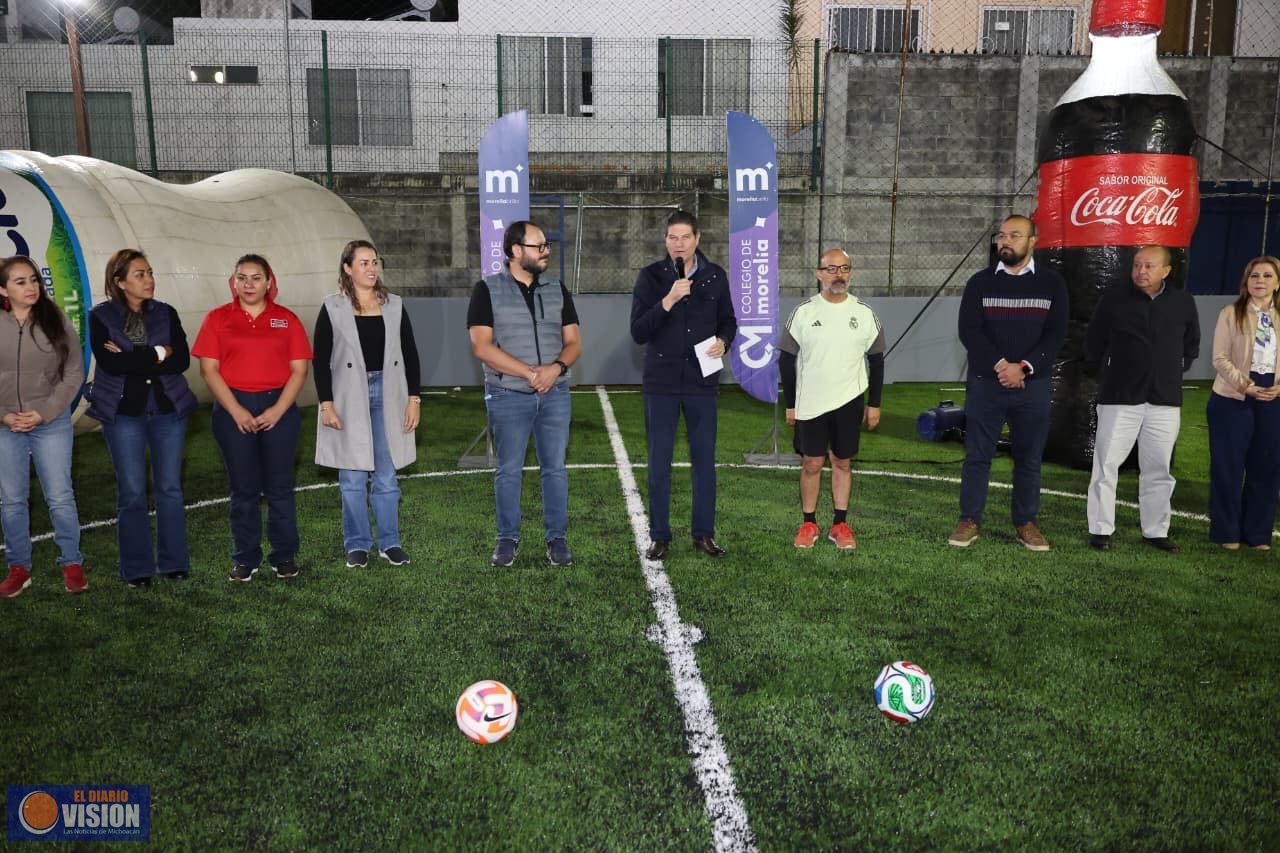 Alfonso Martínez reinaugura cancha de fútbol rápido del Colegio de Morelia