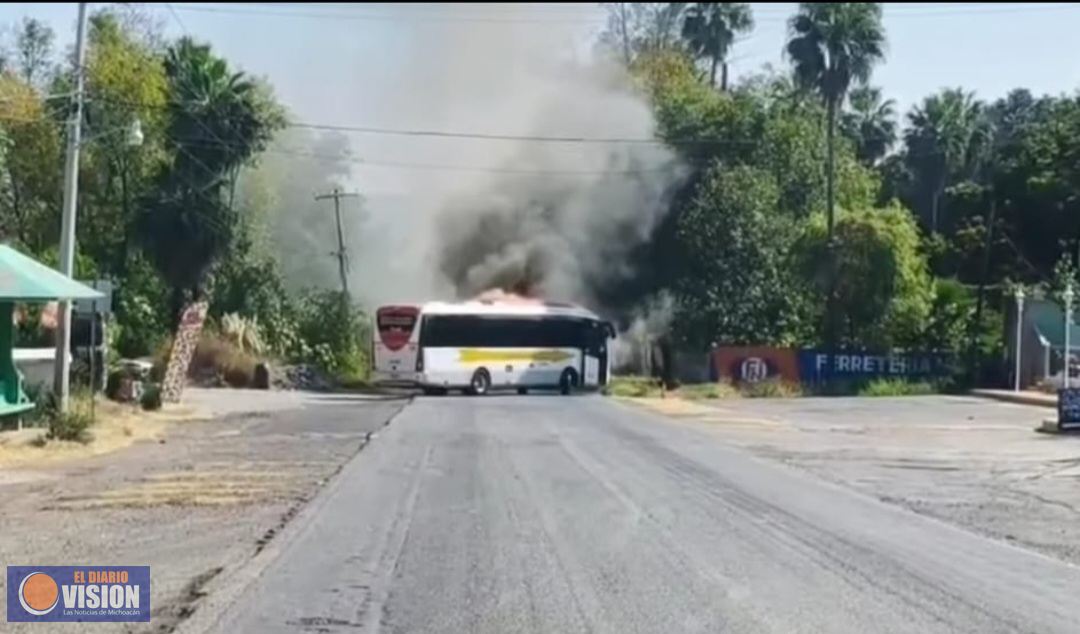 Se reportan bloqueos y quema de vehículos en carreteras de Michoacán