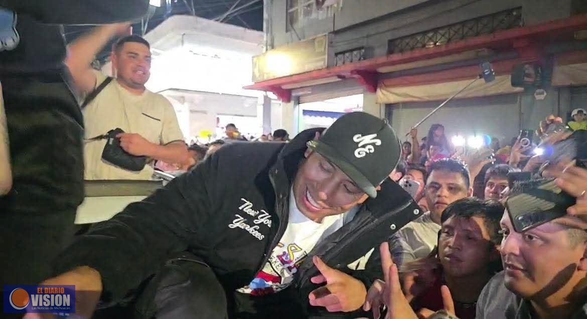 Yulay llega sin avisar a Zitácuaro y reparte regalos 