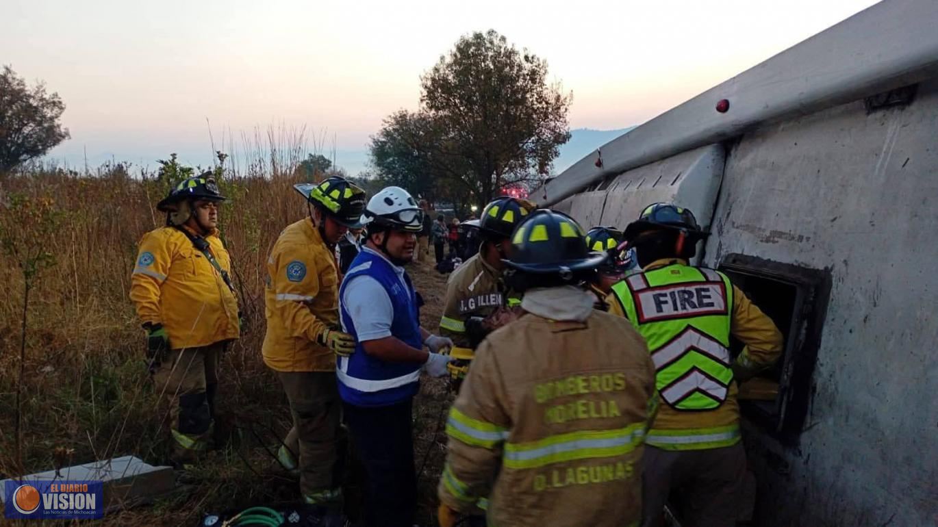 Identifican a las siete personas que perdieron la vida al volcar autobús Morelia