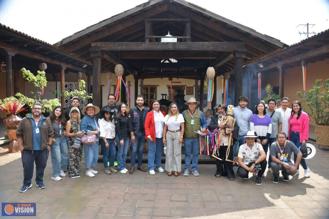 Dayana Pérez Mendoza da la bienvenida a estudiantes de la Universidad de Morelia 