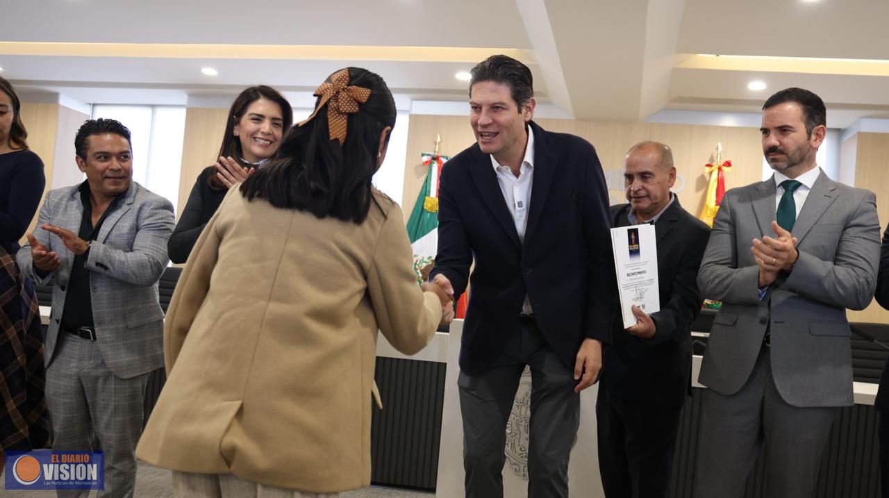 Alfonso Martínez, reconoce a deportistas morelianos