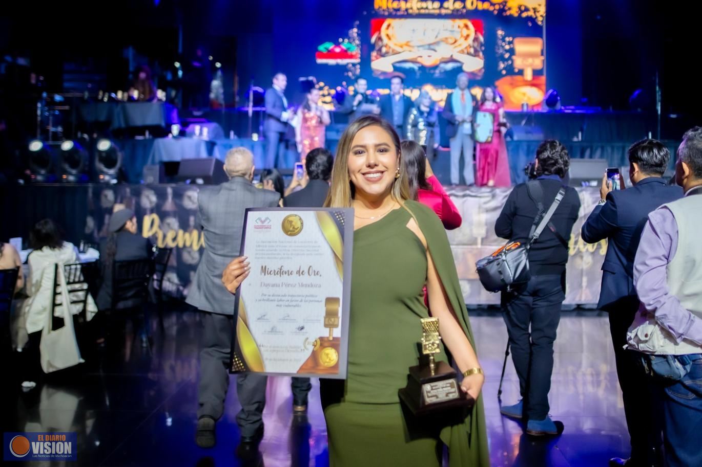 Dayana Pérez Mendoza recibe el Micrófono de Oro Invierno 2025 por su trayectoria y labor social