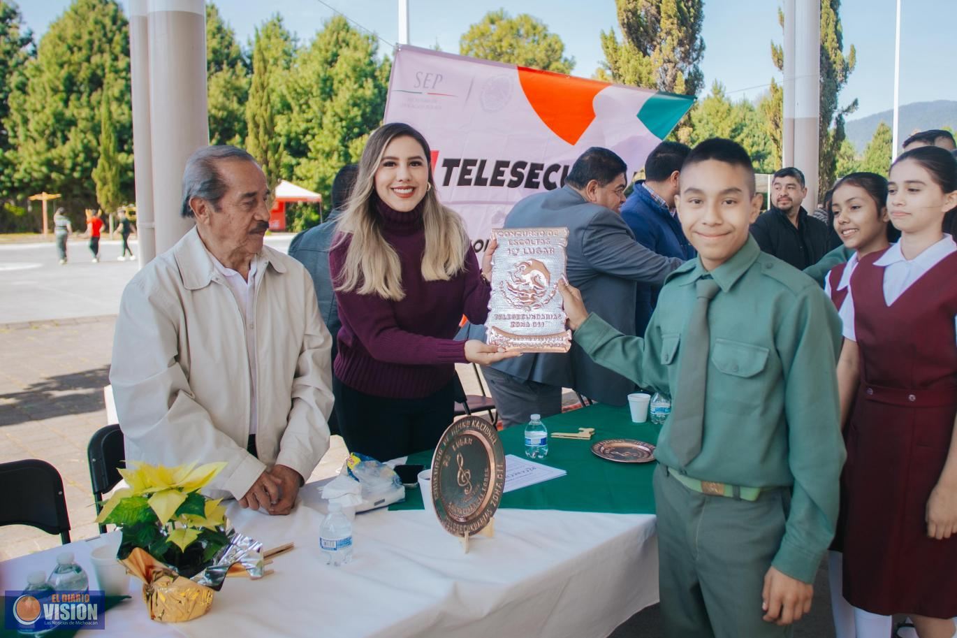 Dayana Pérez Mendoza respalda el civismo y la identidad nacional en escuelas de Salvador Escalante