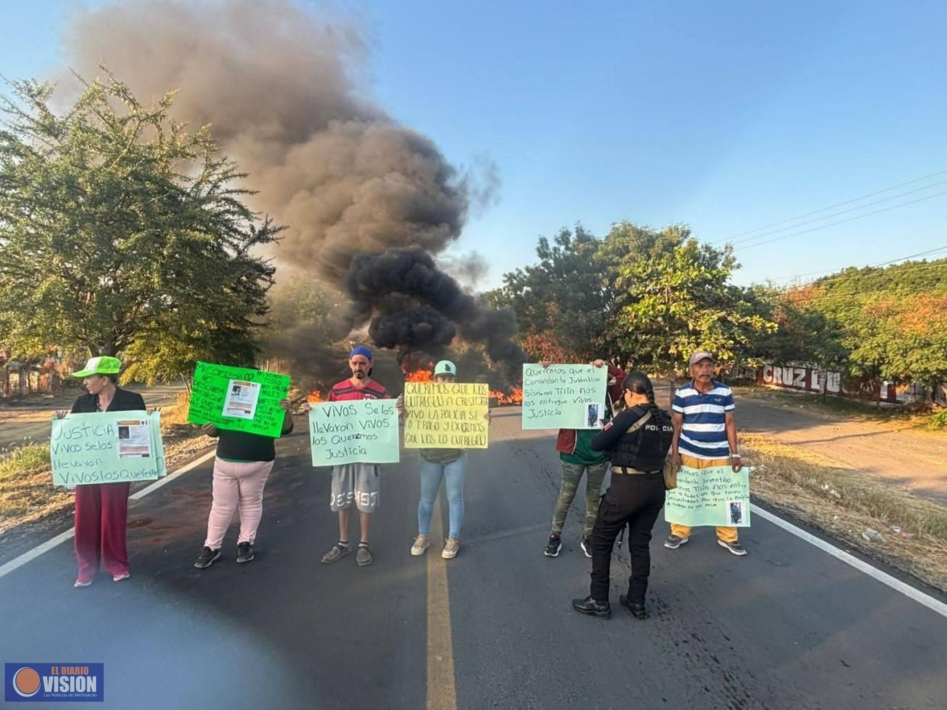 Ciudadanos bloquean la Carretera Apatzingán–Tepalcatepec por presunta desaparición de jóvenes