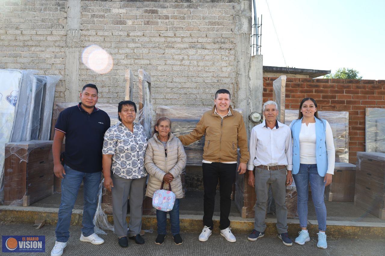 Entrega Vicente Gómez Núñez apoyos subsidiados en Acuitzio