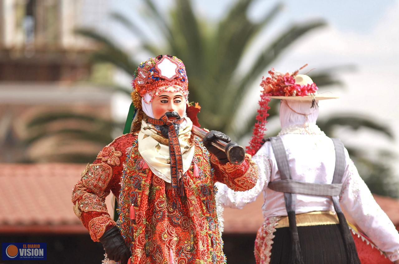 Dayana Pérez Mendoza acompaña la Danza de los Kurpites en Nuevo San Juan Parangaricutiro