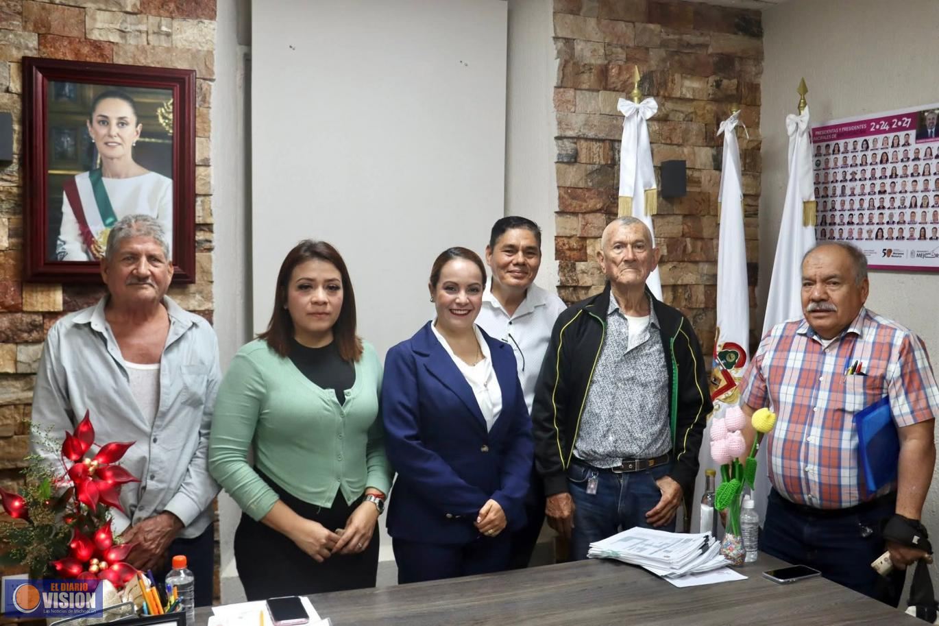 La alcaldesa Graciela Hernández Arreola entregó apoyos económicos a instituciones educativas