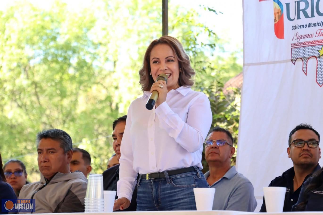Graciela Hernández Arreola inaugura techumbre en la Primaria 