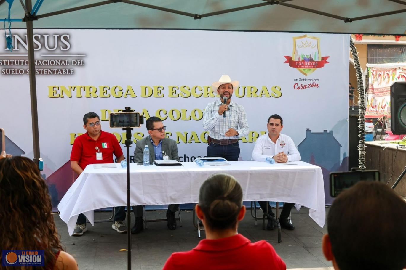 La certeza jurídica llega a las familias de Los Reyes, entrega Humberto Jiménez escrituras