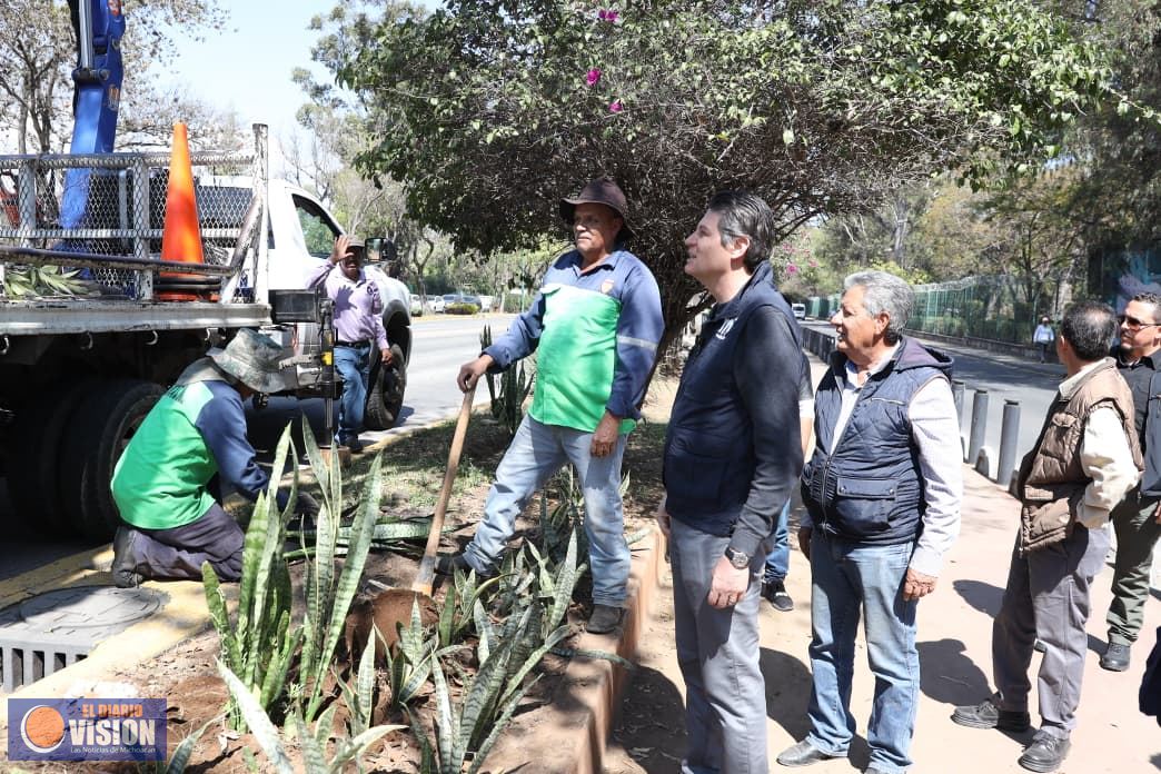 Supervisa Alfonso Martínez jornada integral de limpieza y reparación en la Calzada Juárez