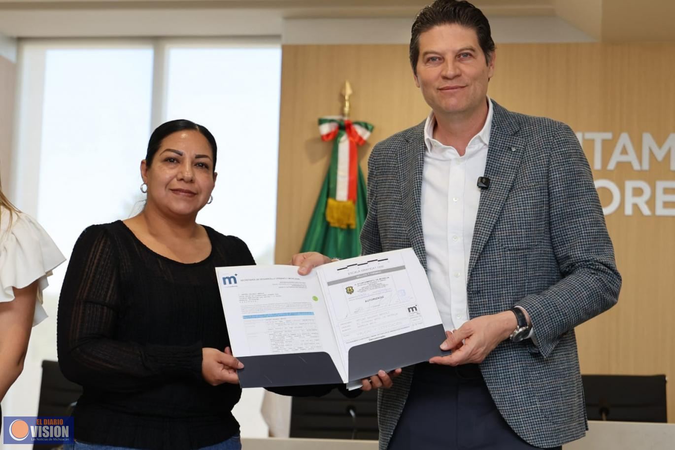 Alfonso Martínez Alcázar entrega certeza jurídica a vecinos de Ampliación Los Sauces