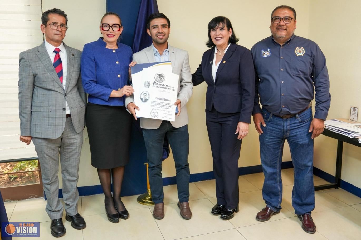 Entrega masiva de Títulos; Yarabí Ávila convoca a poner en alto el nombre de la UMSNH