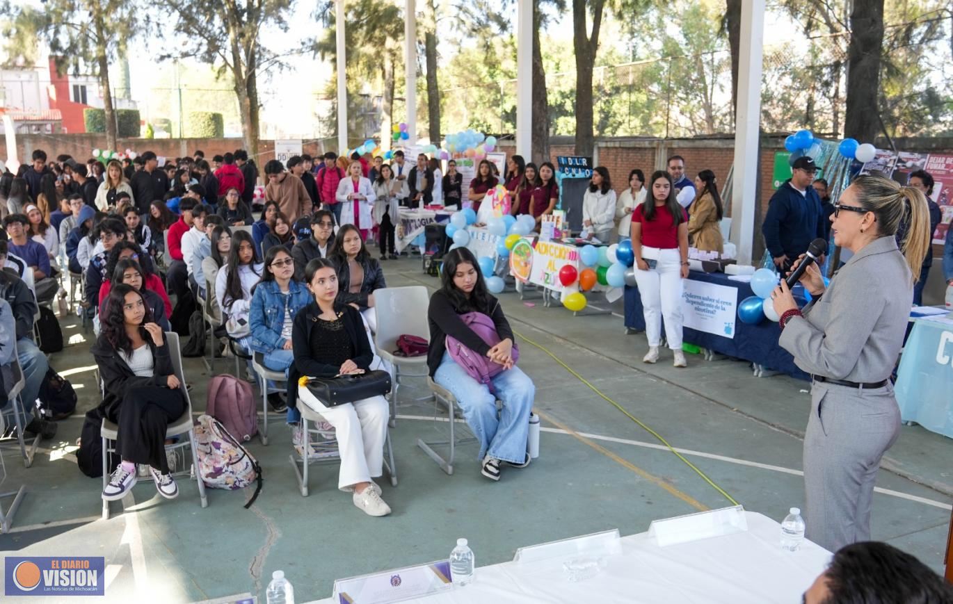 A tomar decisiones responsables, exhorta Yarabí Ávila a estudiantes de preparatoria