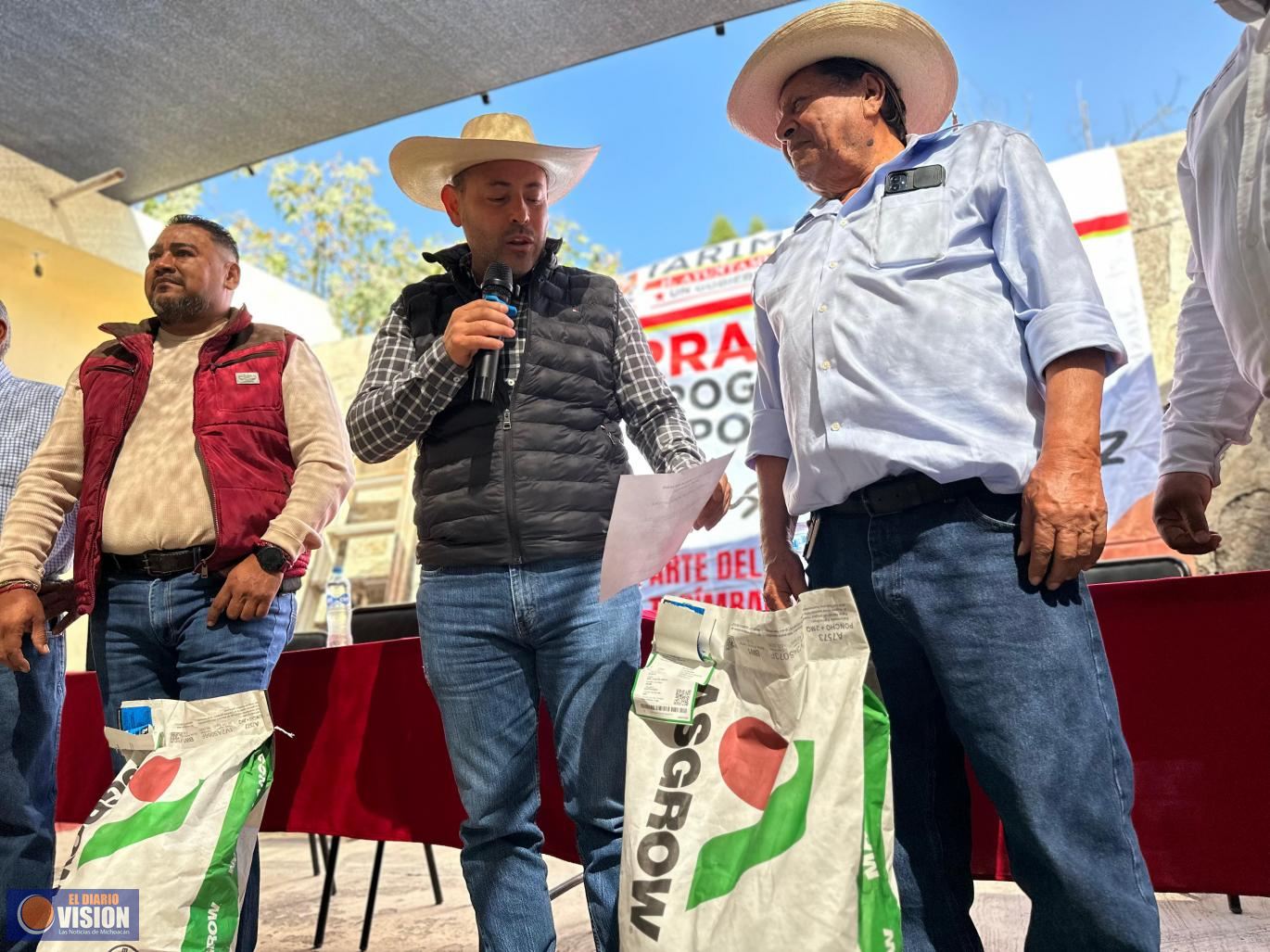 Presidente de Tarímbaro fortalece al campo con entrega de semilla de maíz a productores