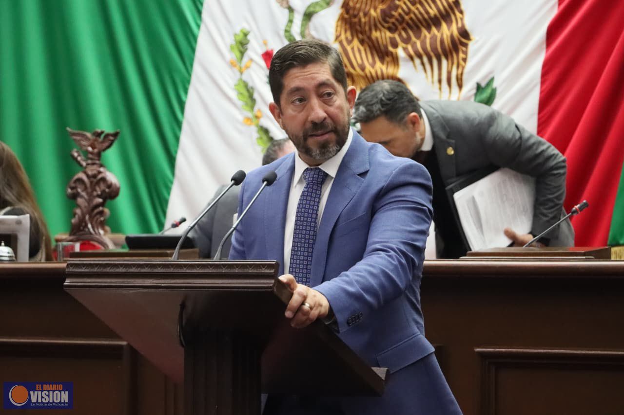 Abraham Espinoza presenta iniciativa pro adopción para mayores de edad en Michoacán