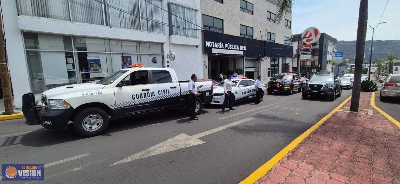 A punta de pistola, delincuentes roban 930 mil pesos a mujer en notaría de Morelia