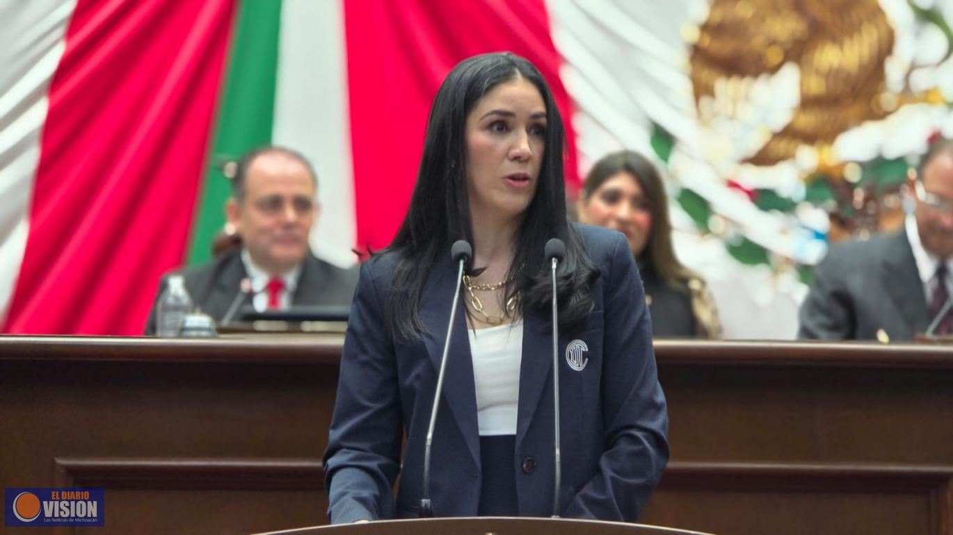 Adriana Contreras Figueroa, recibe la Condecoración 