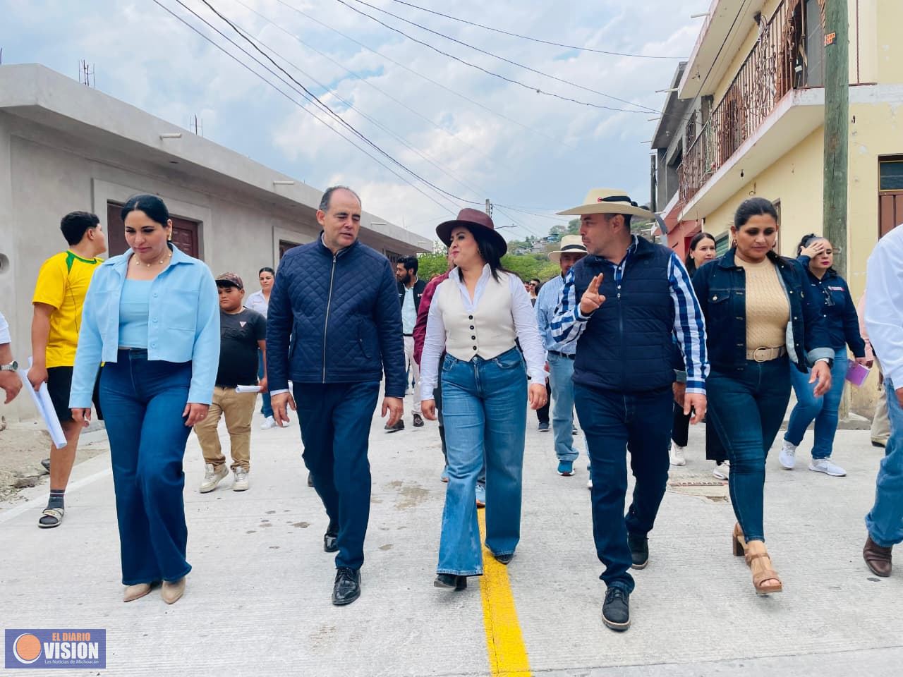 Eric Gaona y Gladyz Butanda, inauguran dos tramos carreteros en Tarímbaro