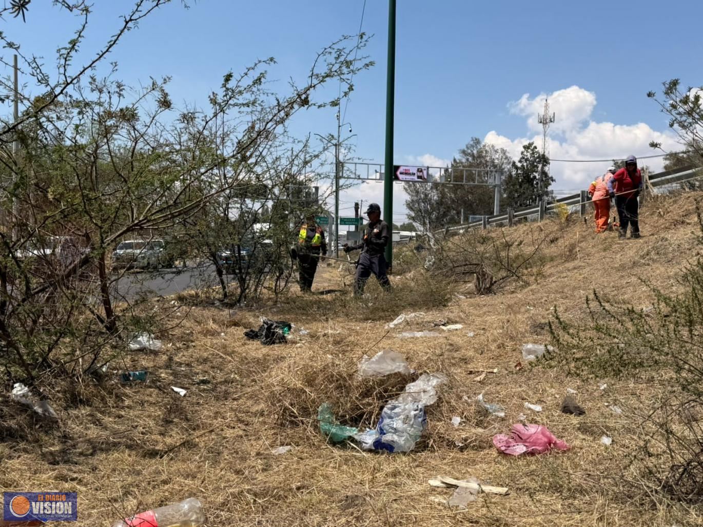 Gobierno de Alfonso Martínez implementa jornada de limpieza en salida a Charo
