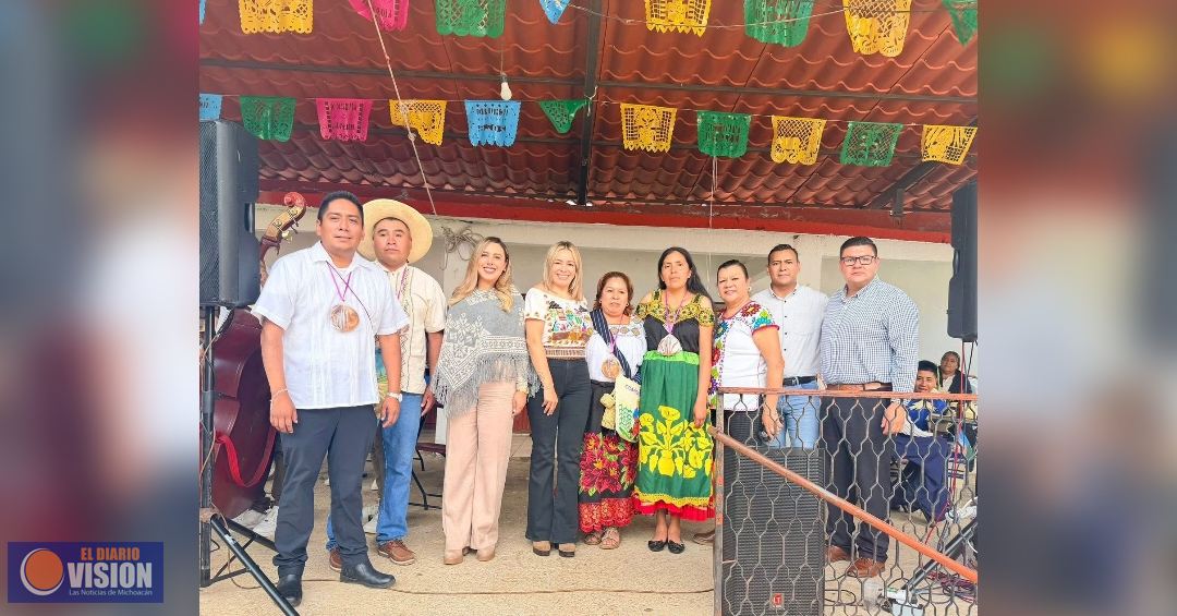 Dayana Pérez acompaña celebración de Corpus Christi y torneo tradicional de básquetbol en Ichupio