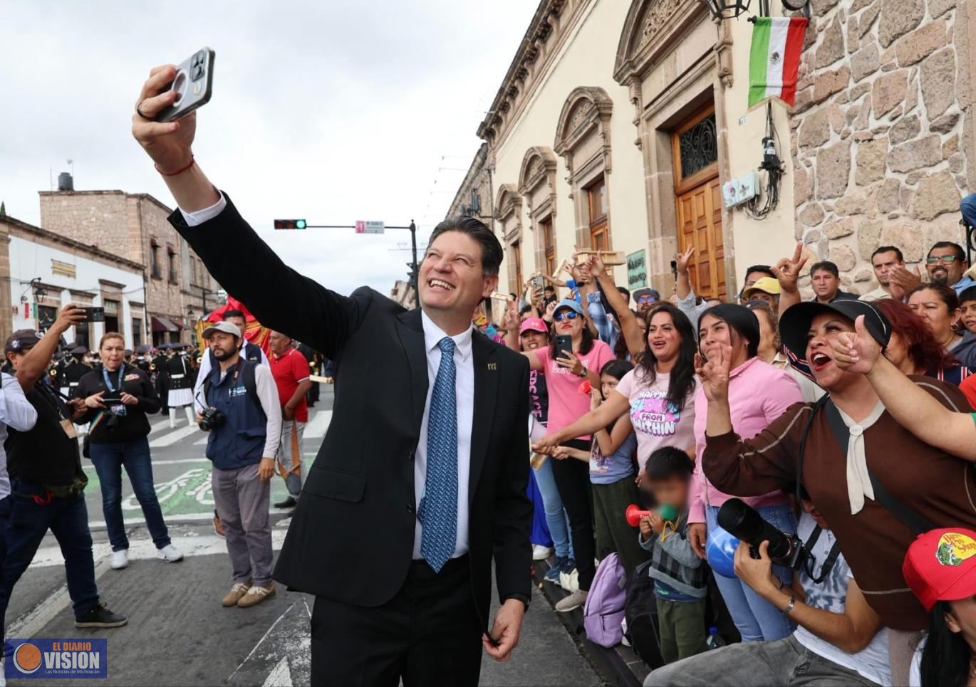 Familias morelianas llenan de color el Centro Histórico durante desfile por el natalicio de Morelos