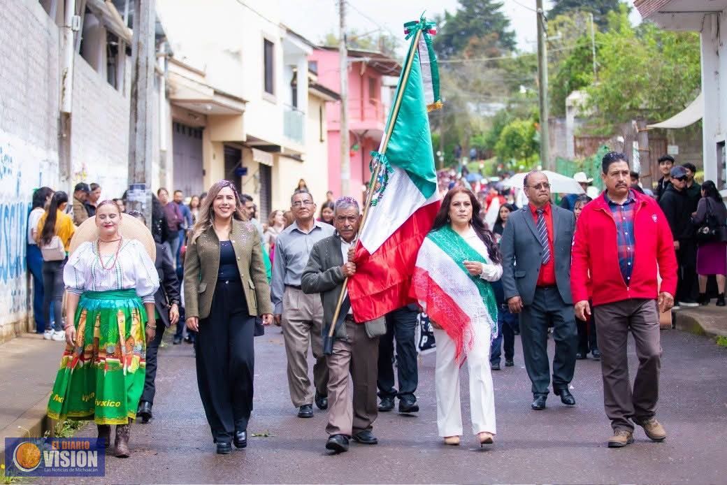 Dayana Pérez Mendoza acompaña a la comunidad escolar de Paramuén