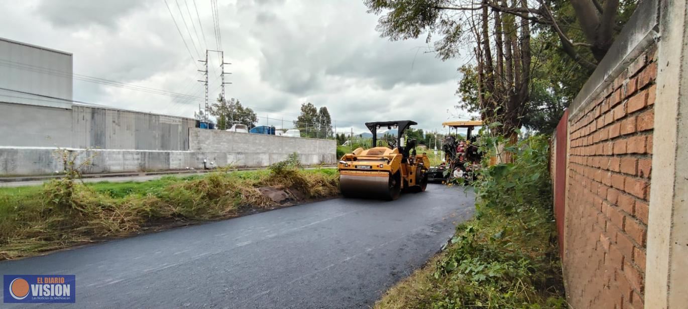 Mejora  Gobierno de Morelia camino al poniente de la ciudad, con colocación de carpeta asfáltica