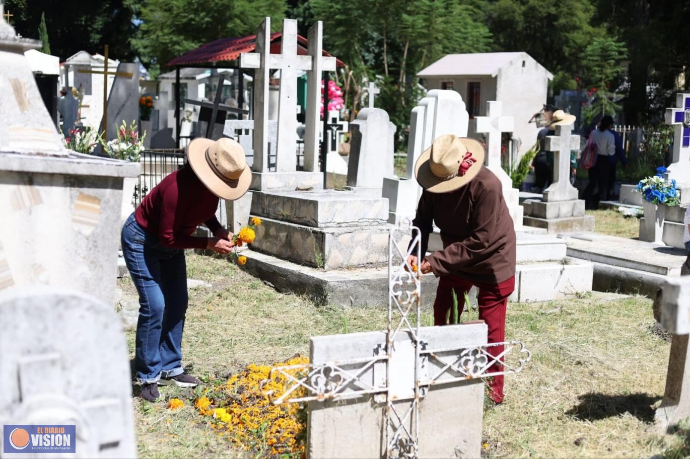 En Día de Muertos, recibe Panteón Municipal a familias con orden, limpieza y servicios