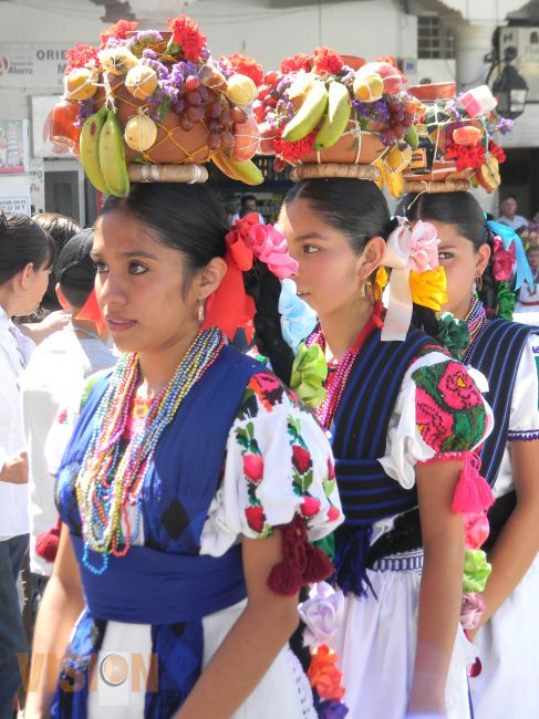 Tradicional Desfile de Aguadoras en Uruapan
