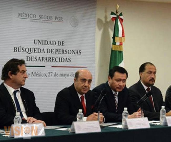 Increpan a Osorio Chong y a Murillo Karam familiares de desaparecidos