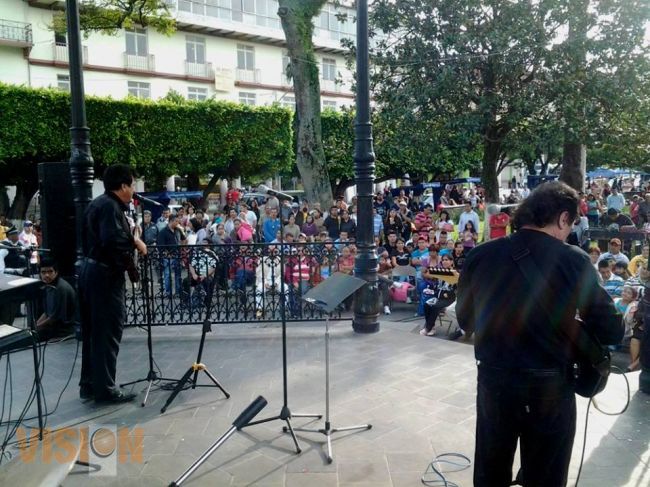 Músico Vocal Ajedrez deleita con sus interpretaciones en las Tardes del Kiosko