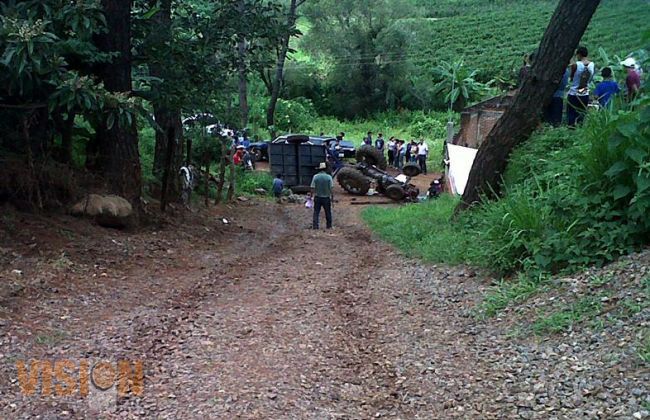 Vuelca tractor agrícola;  un muerto y dos heridos