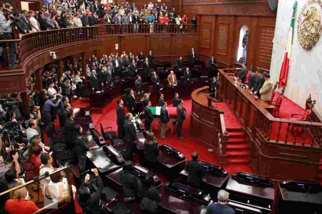 Rinden homenaje de cuerpo presente al diputado Osbaldo Esquivel