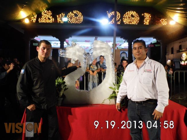 Exhiben al dios Quetzalcóatl en pieza de hielo, en la pérgola