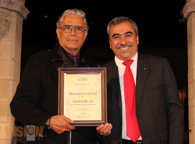 Entregó Aldo Macías reconocimiento a Javier Ruán por 50 años de trayectoria artística