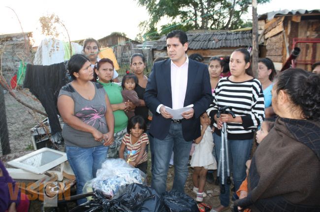 Saluda Ernesto Núñez a vecinos de la colonia Ignacio Rayón y Roca Dura
