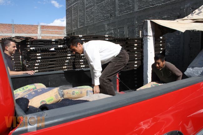 Entregó Ernesto Núñez apoyos a vecinos de distintas colonias en Morelia