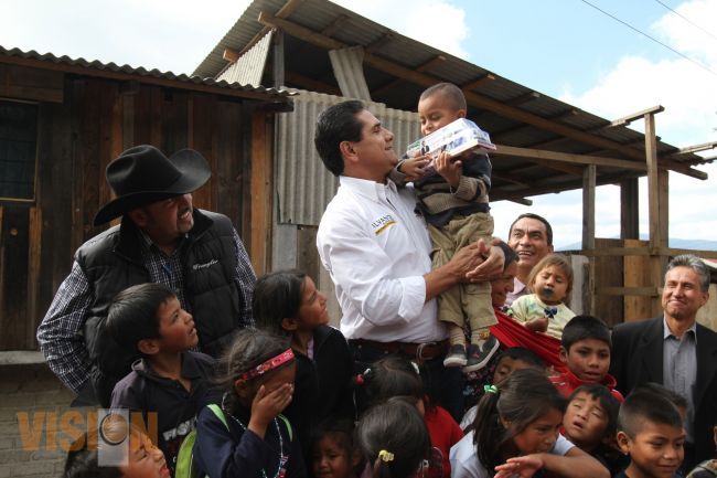 Lleva Silvano Aureoles alegría a miles de niñas y niños en Zitácuaro 