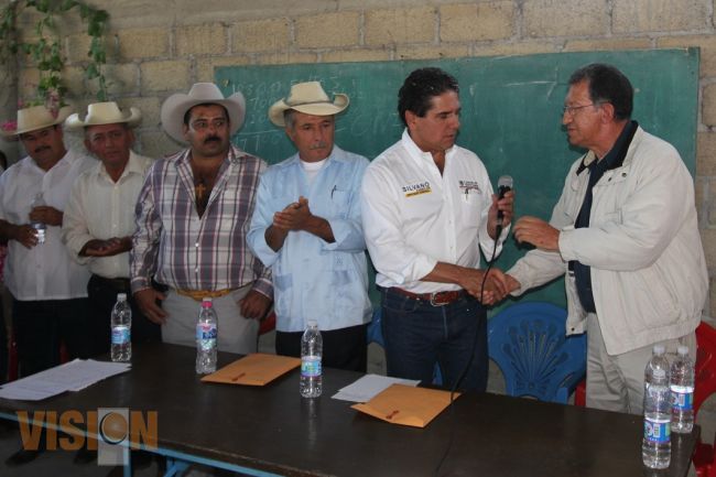 Silvano brinda apoyo en localidades del distrito de Zitácuaro