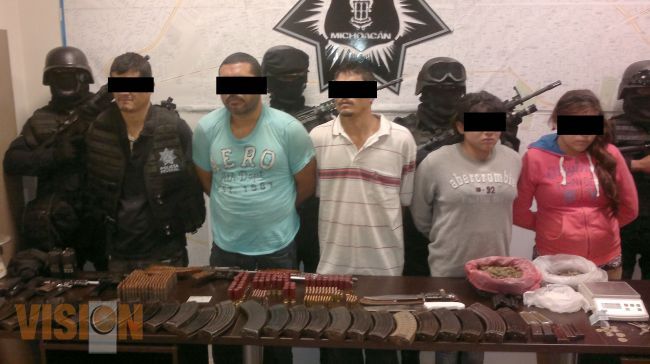 Atrapan a 5 personas con un arsenal y droga