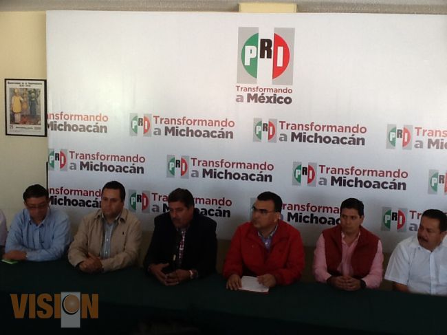 Diputado Federal Salvador Ortiz entrega certificados