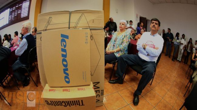 Entrega SEE computadoras a telesecundarias